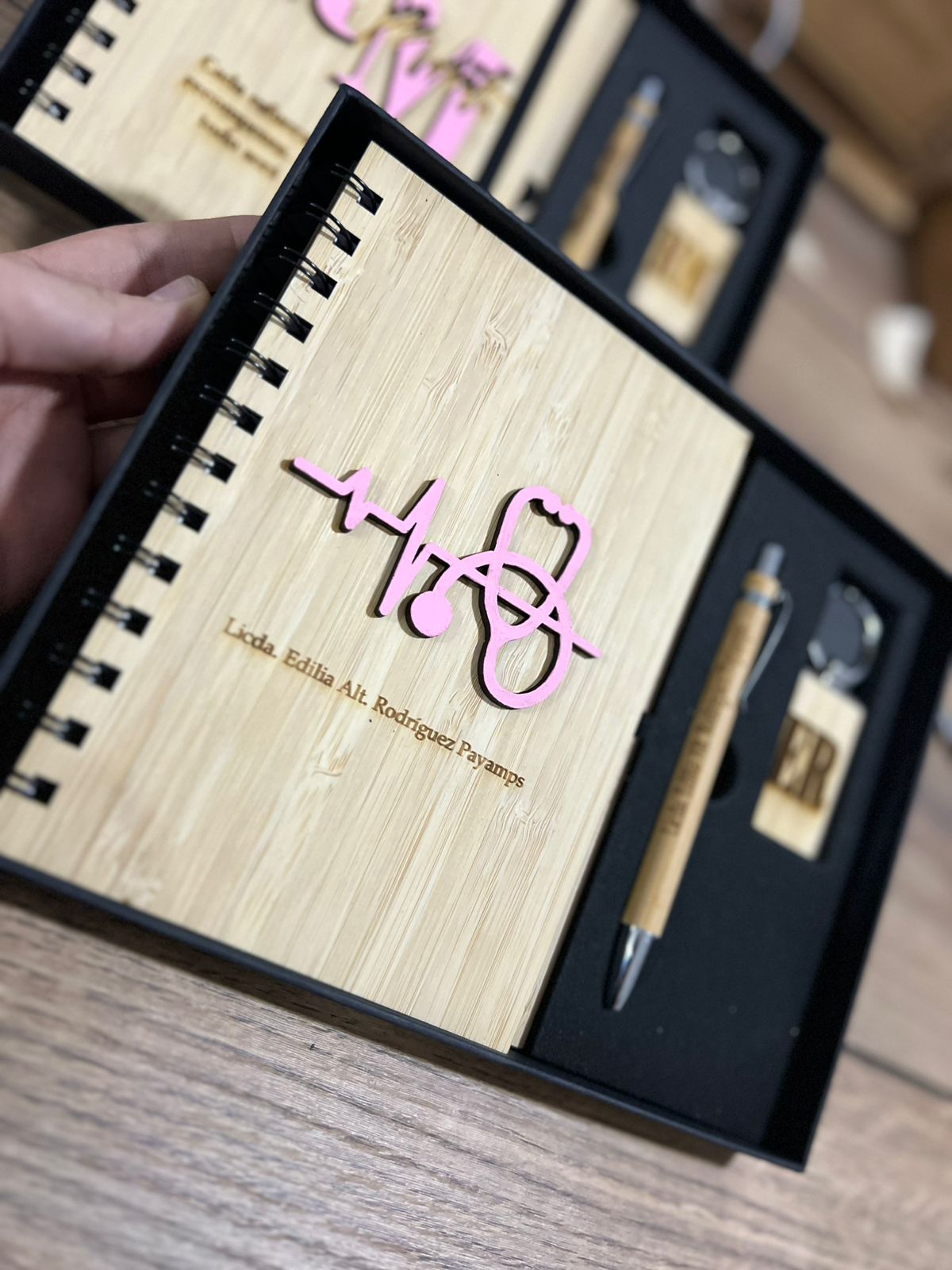Personalizacion libreta lapicero y llavero en madera