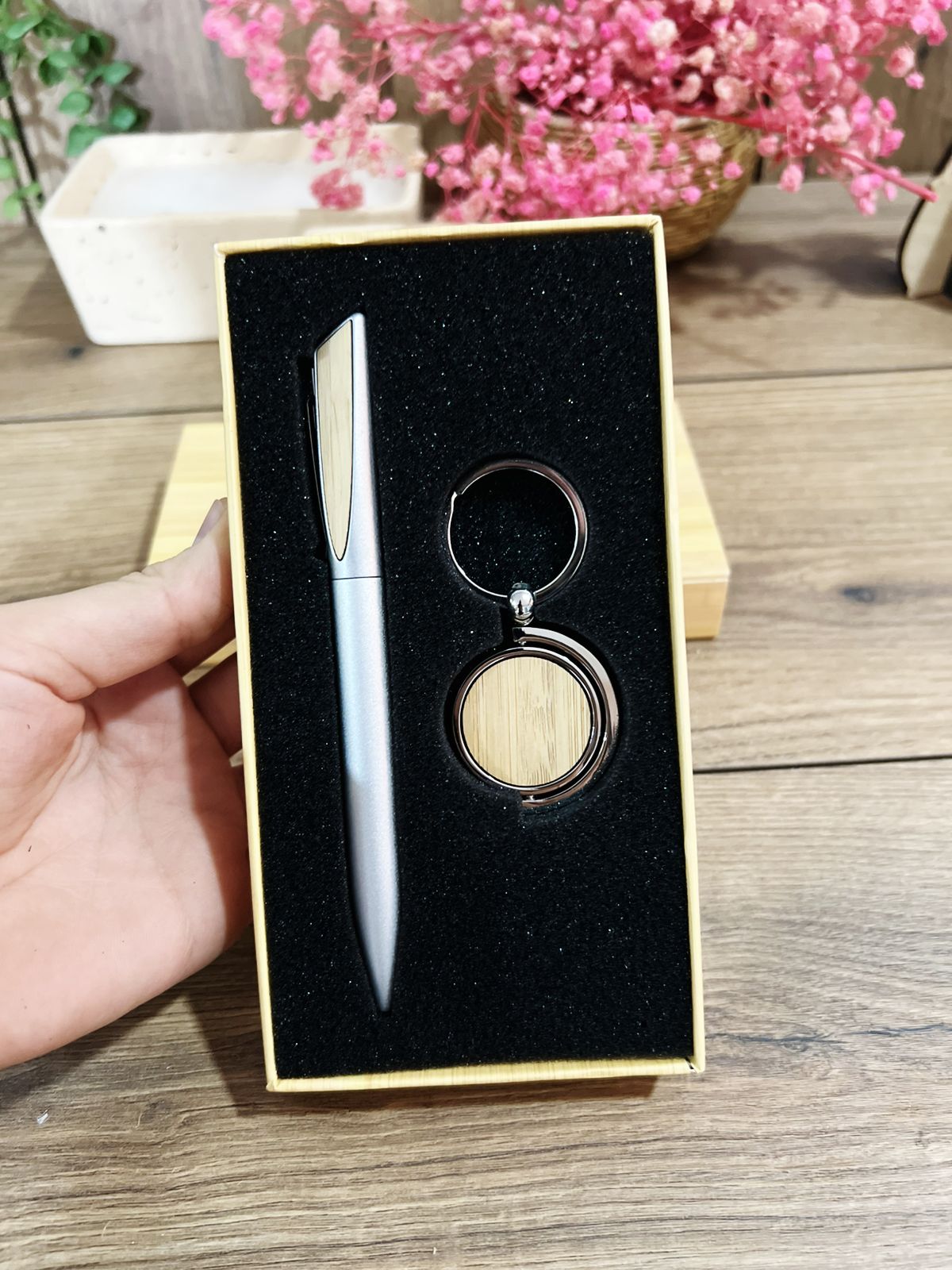 Porta tarjetas con lapicero y llavero