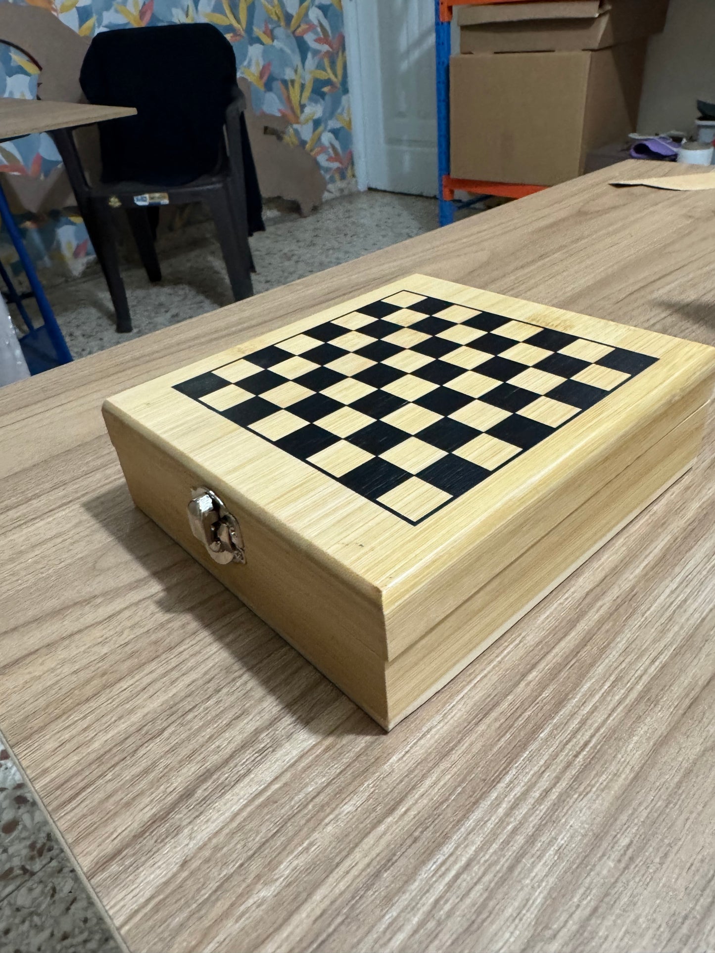Caja ajedrez con tope tablero y set de vino