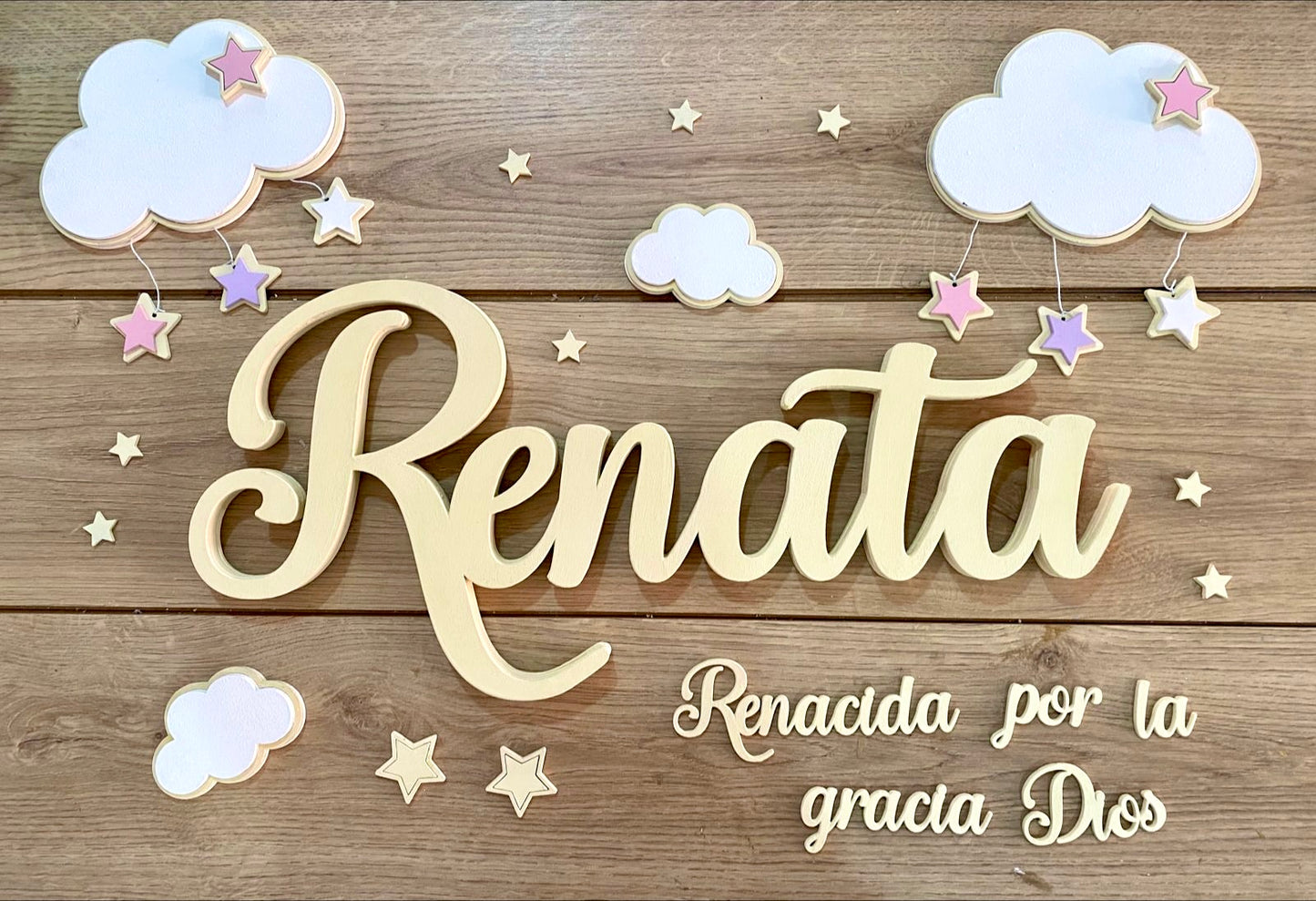 Nombre dorado con frase y nubes personalizado para pared