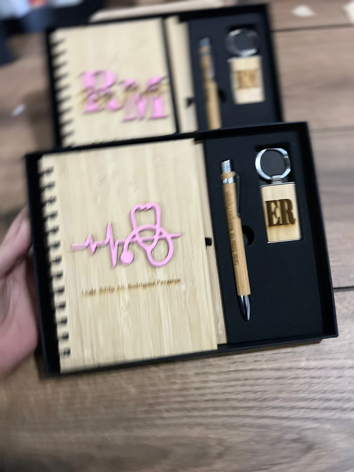 Personalizacion libreta lapicero y llavero en madera