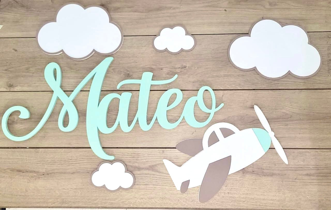 Nombre personalizado con nubes y avión para habitación de bebé