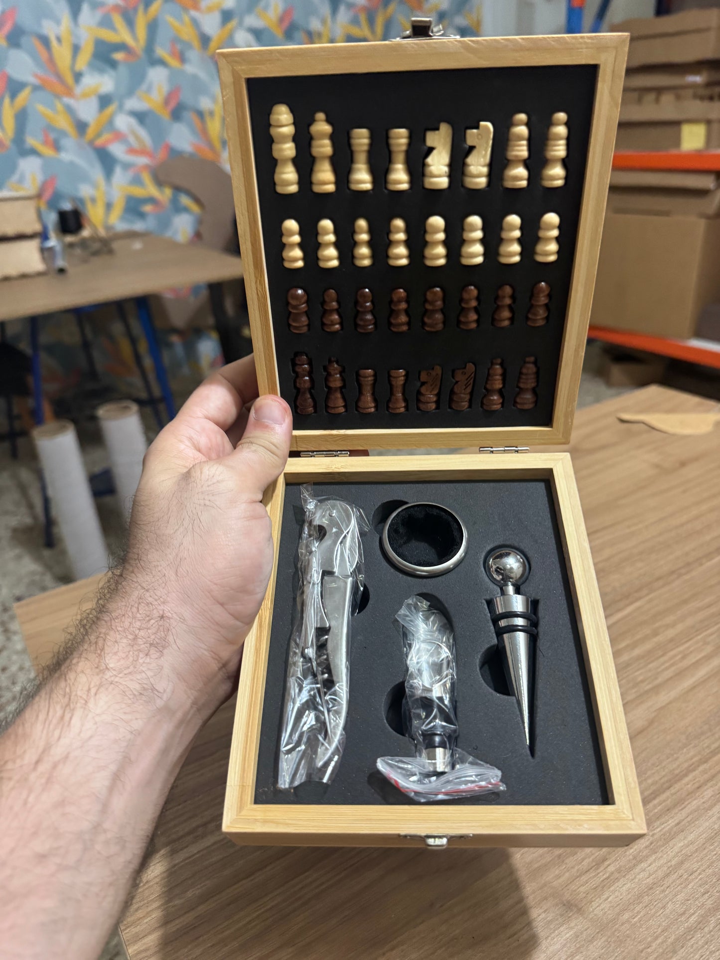 Caja ajedrez con tope tablero y set de vino