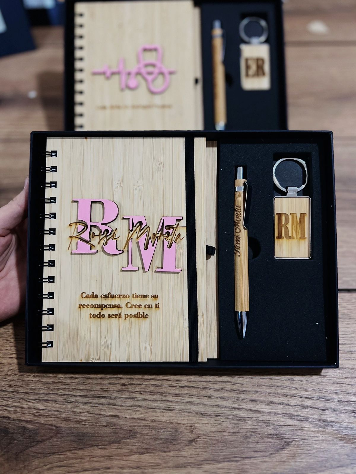 Personalizacion libreta lapicero y llavero en madera