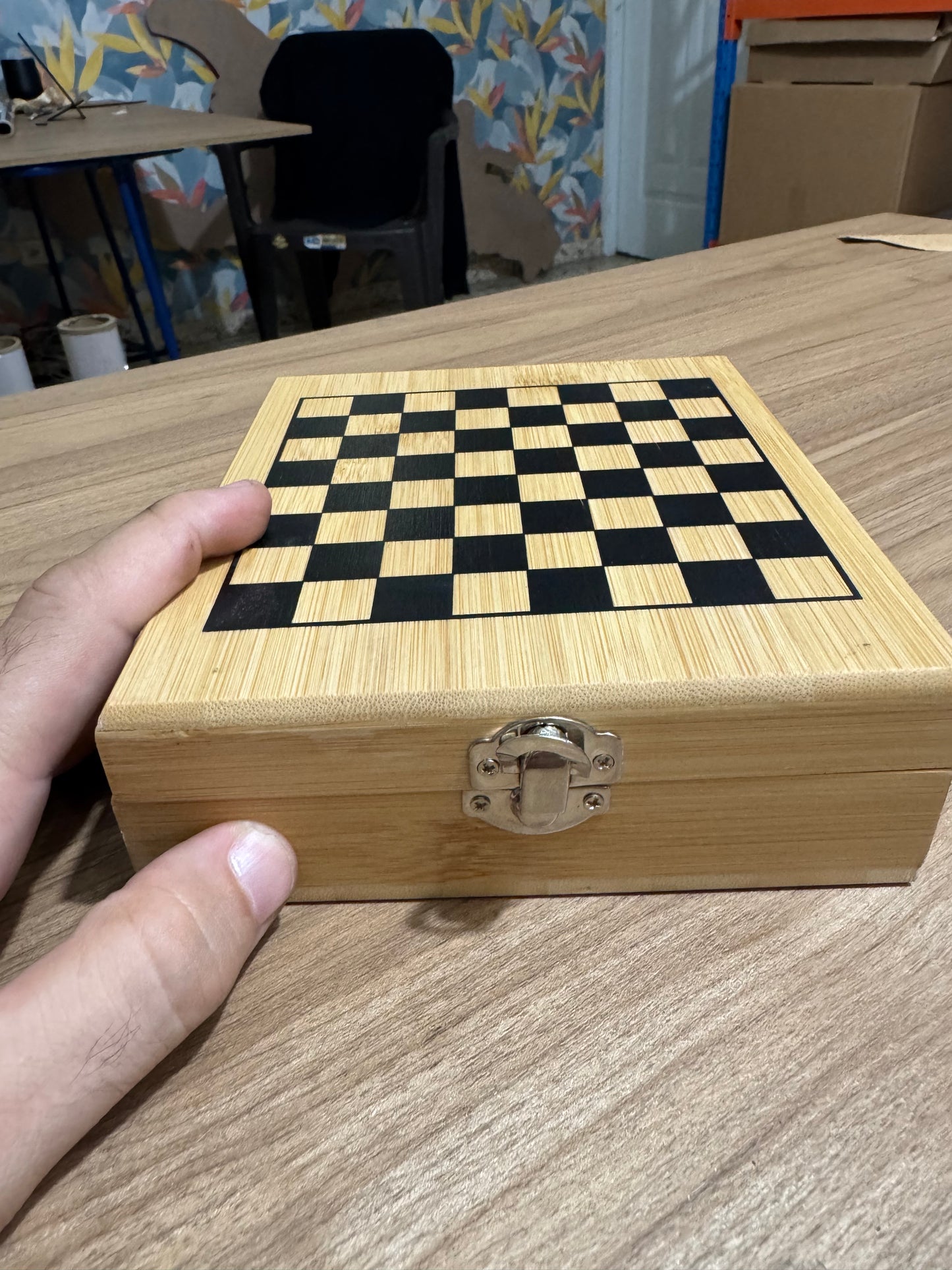 Caja ajedrez con tope tablero y set de vino