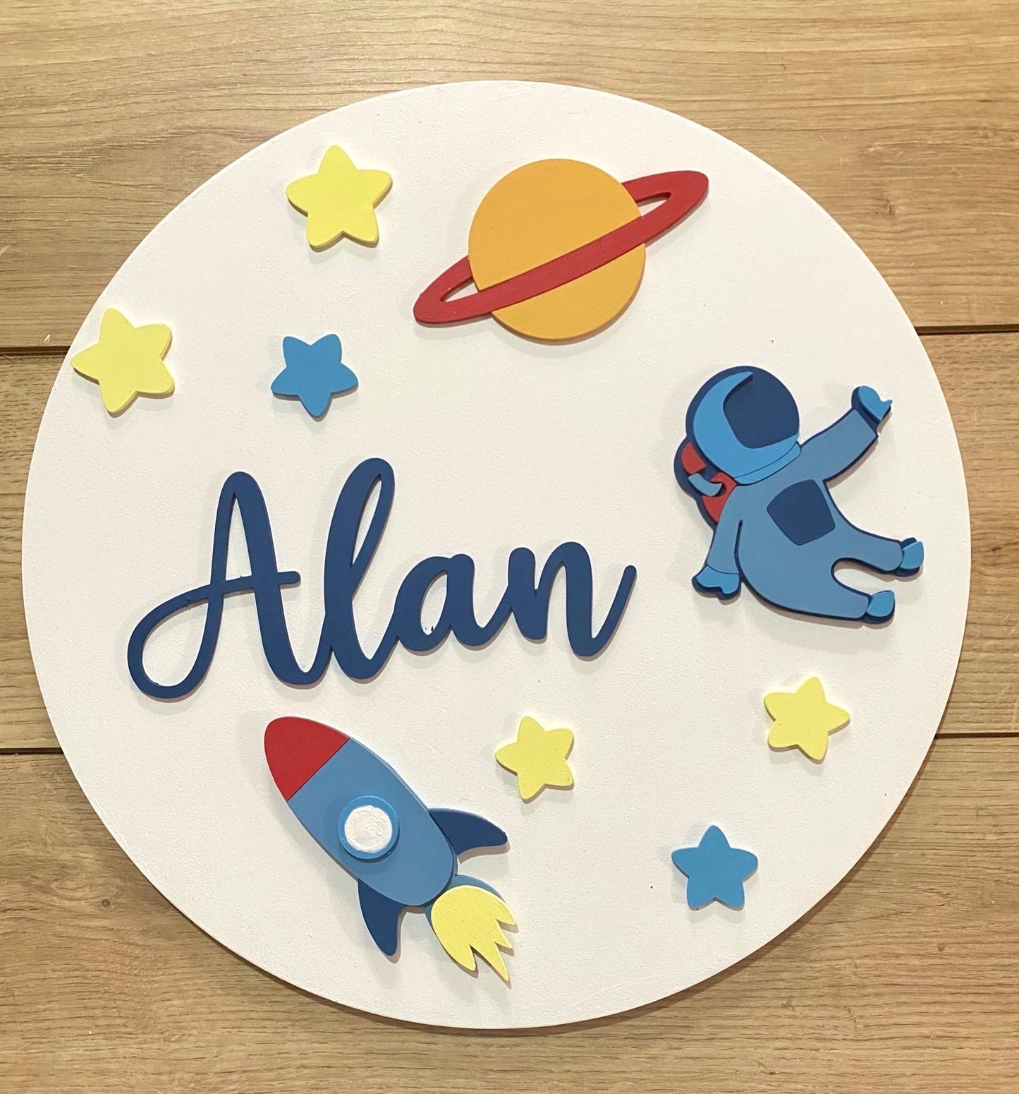 Colgante espacial infantil para decorar habitación de bebé.