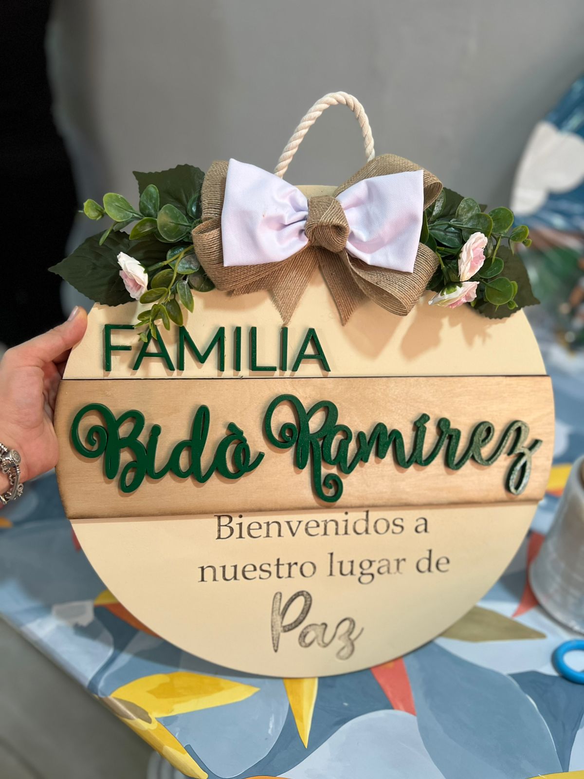 Madera colgante puerta familiar con apellido