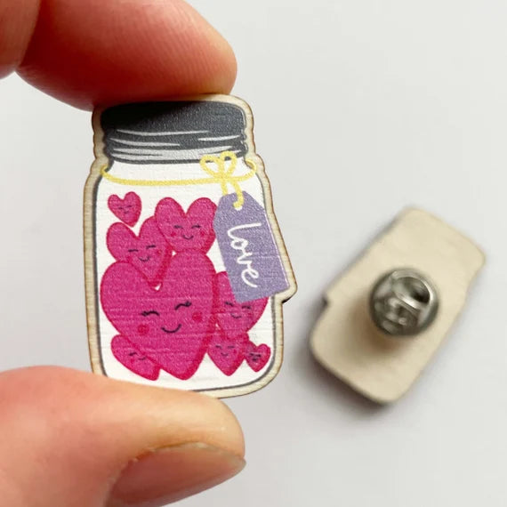 Pin de madera ilustrado a todo color para regalo