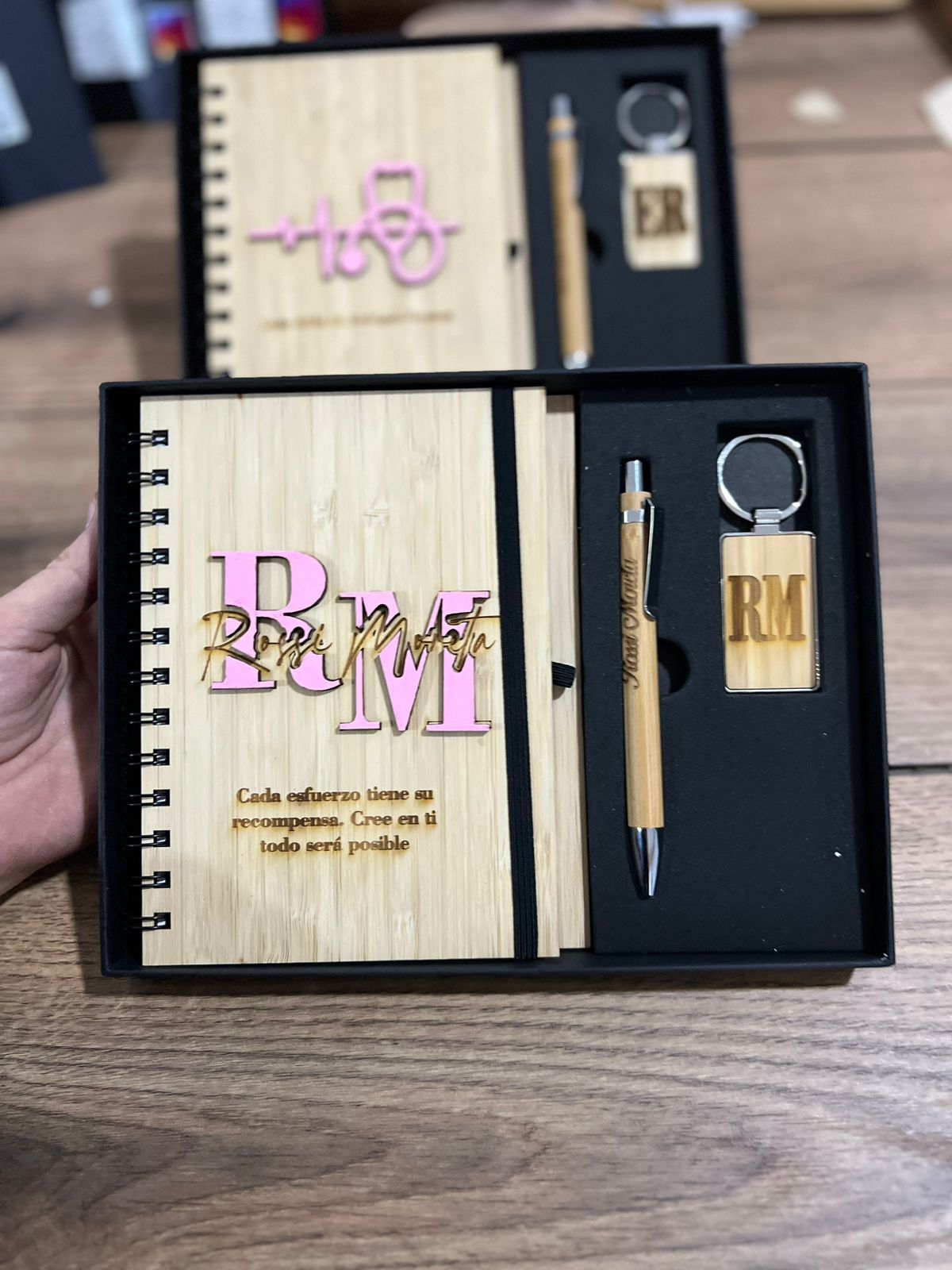 Personalizacion libreta lapicero y llavero en madera