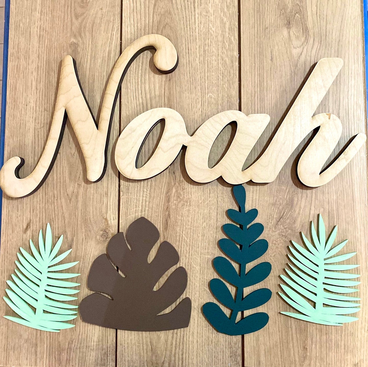 Nombre personalizado de madera con decoración para habitación de niño