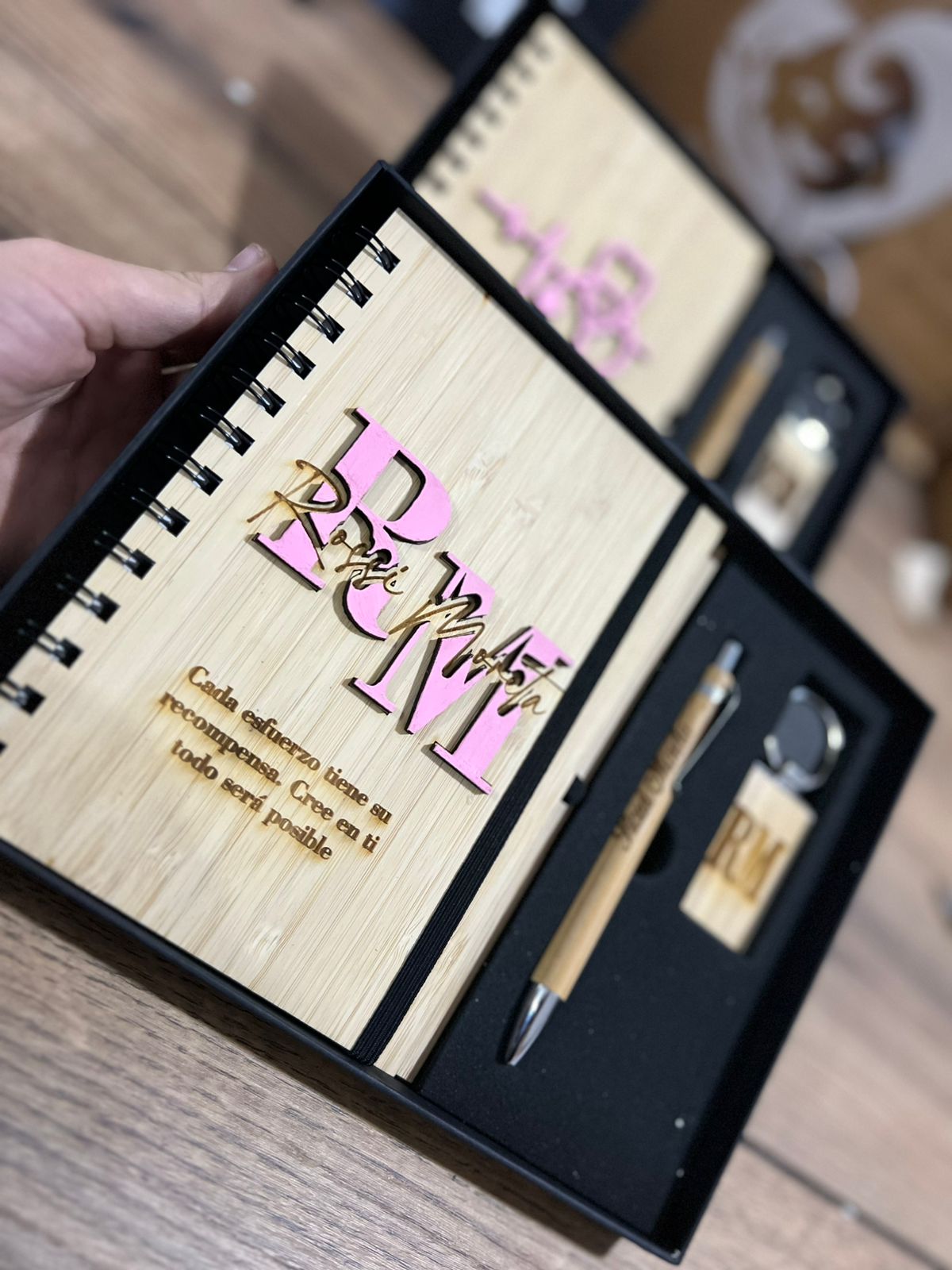 Personalizacion libreta lapicero y llavero en madera