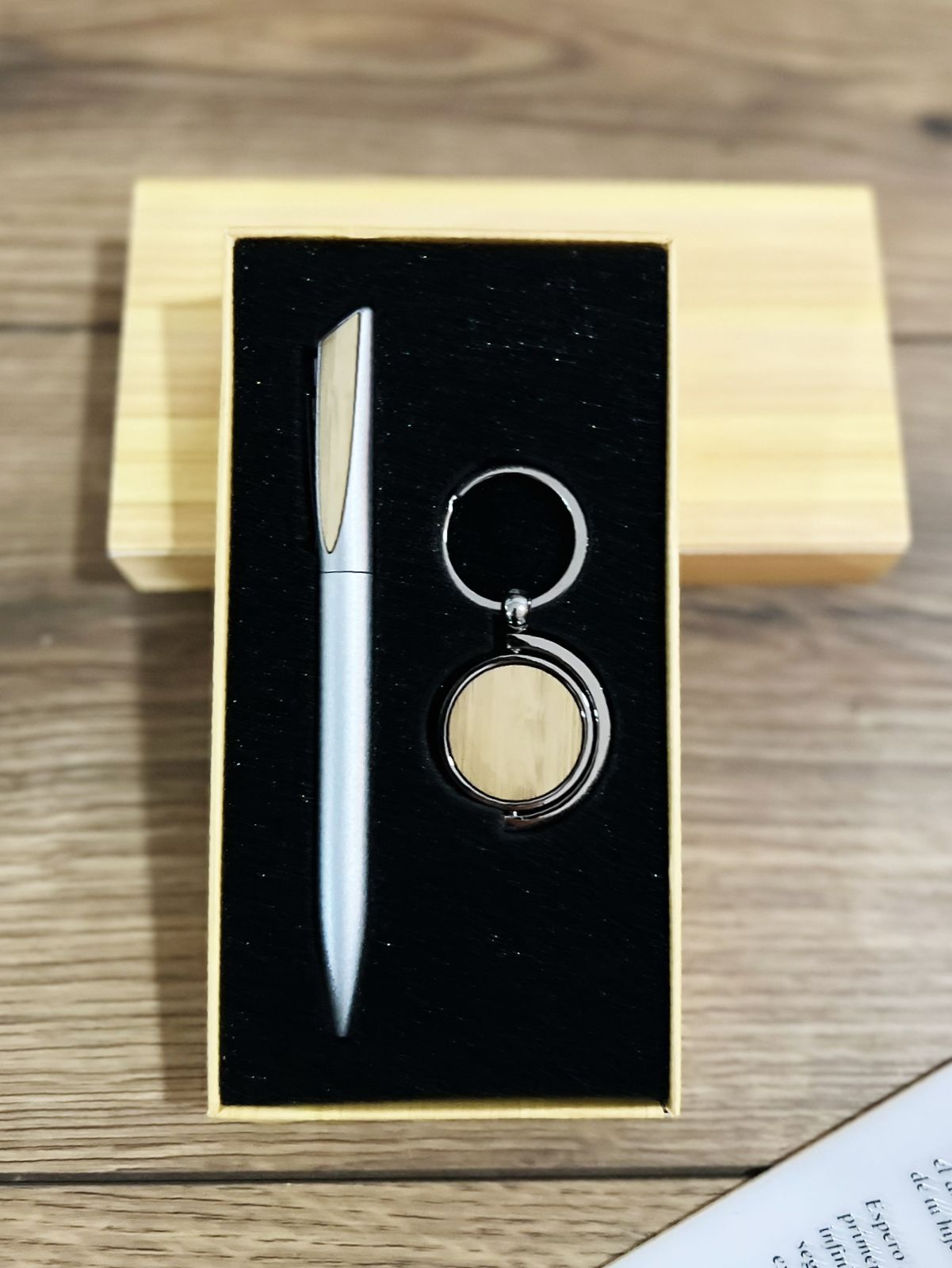 Porta tarjetas con lapicero y llavero