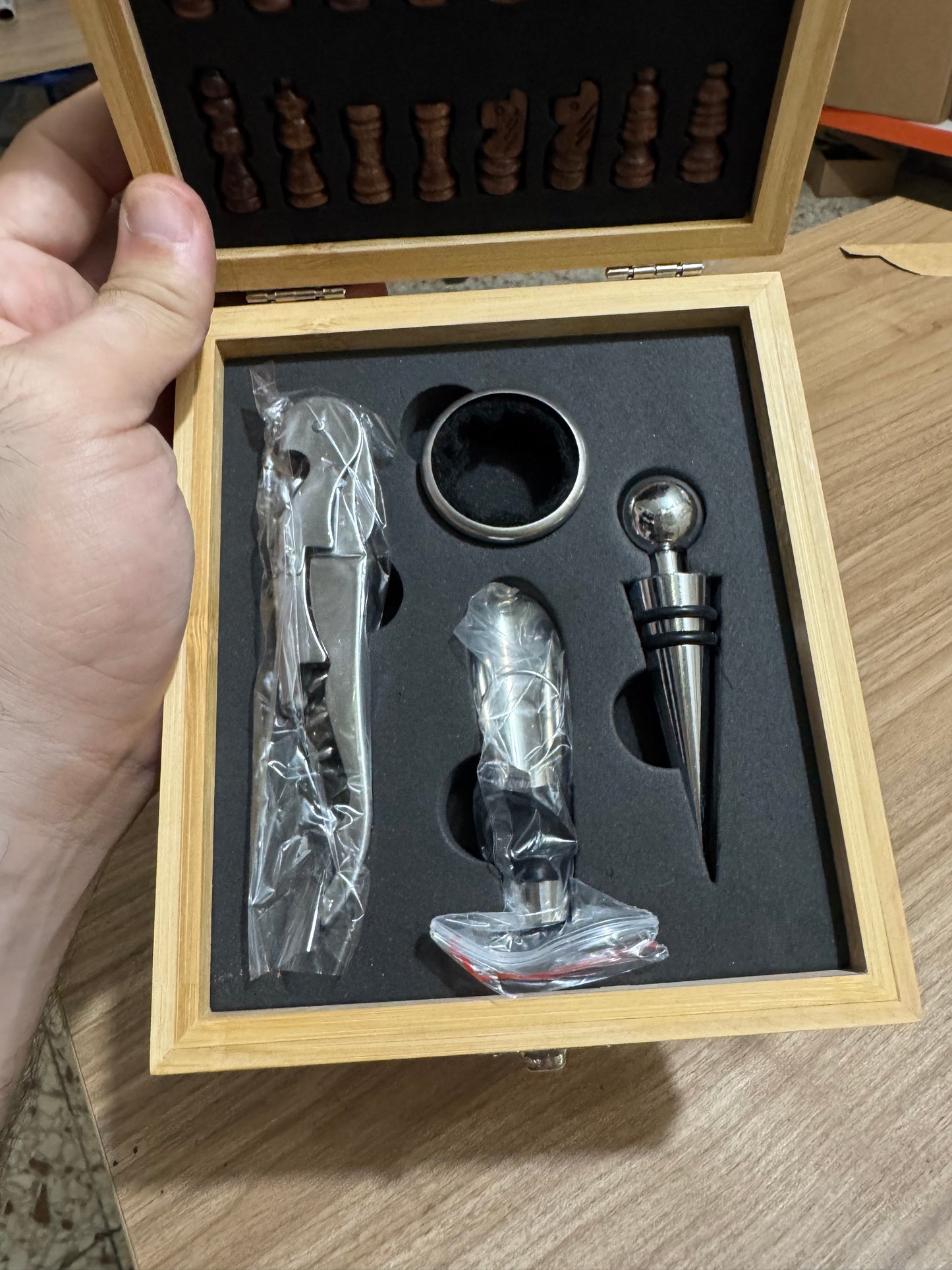 Caja ajedrez con tope tablero y set de vino