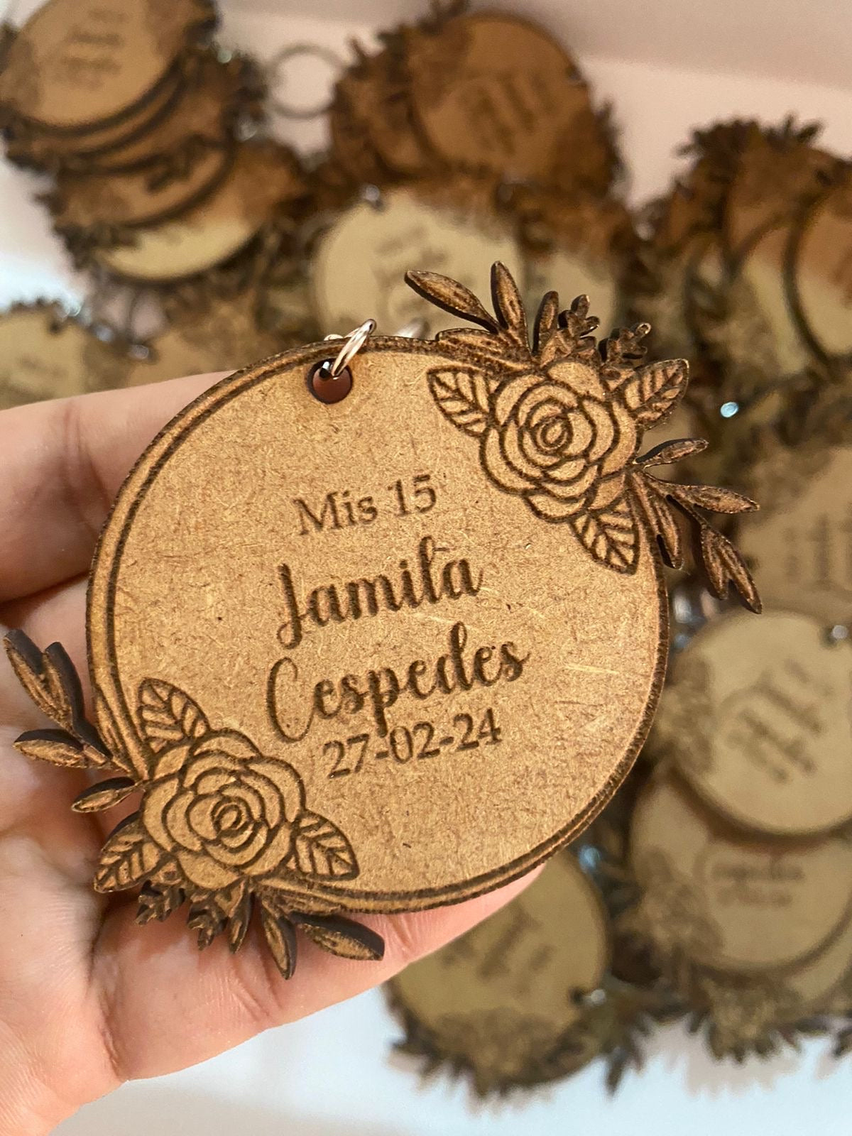 Souvenirs de llaveros personalizado en madera para cumpleaños