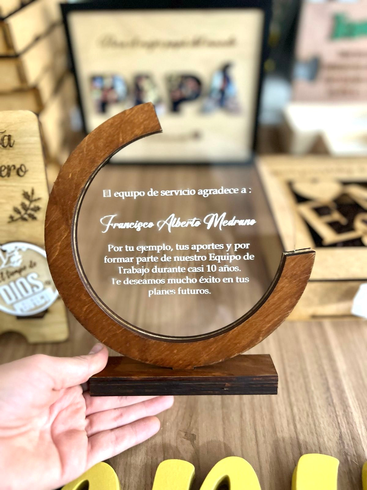 Reconocimiento acrilico y madera personalizado
