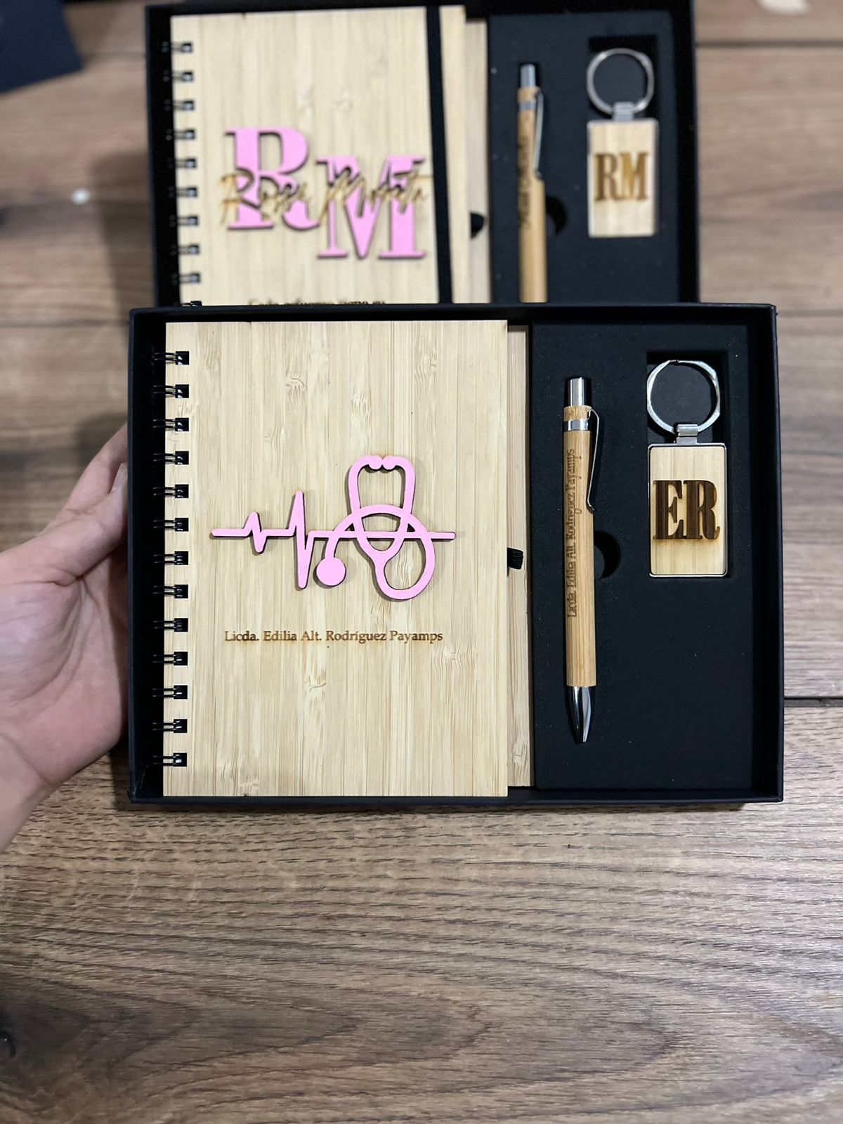 Personalizacion libreta lapicero y llavero en madera