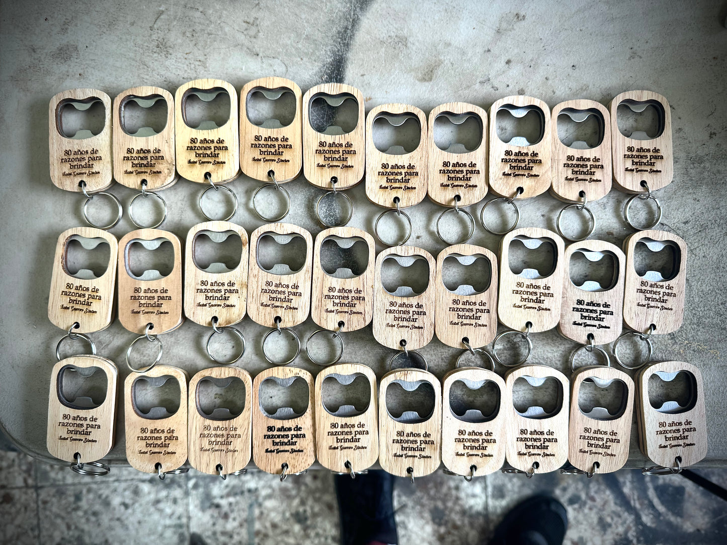 Destapadores personalizados en madera con frase y nombre