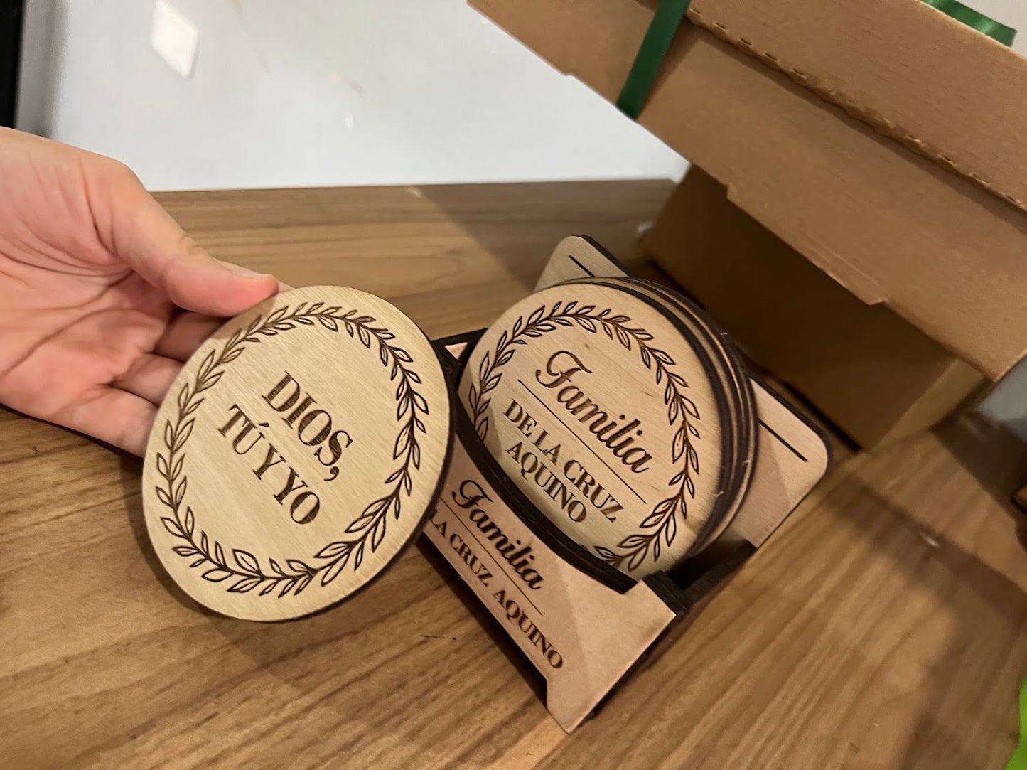 Porta vasos personalizados para familia en madera