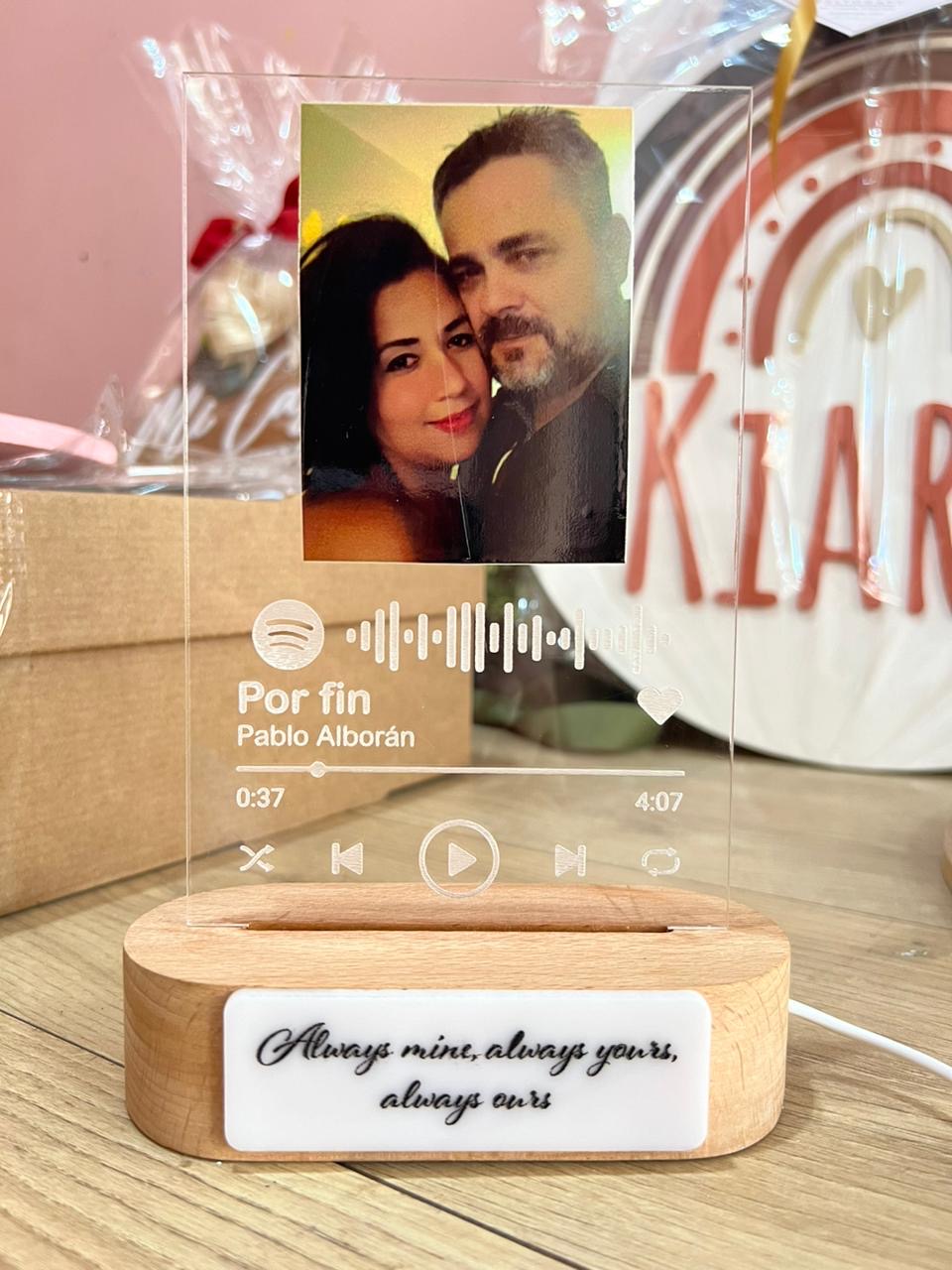 lampara led personalizada en madera souvenir