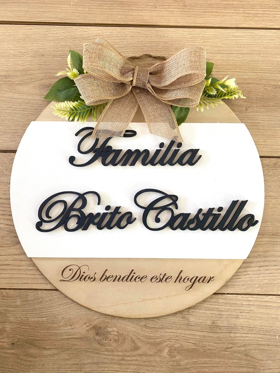 Decoración personalizada en madera con nombres y figuras familiares.
