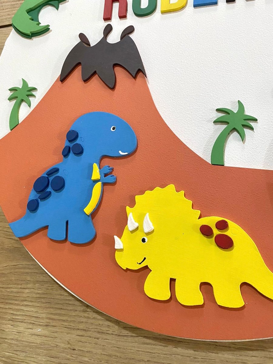 colgante en madera dinosaurio