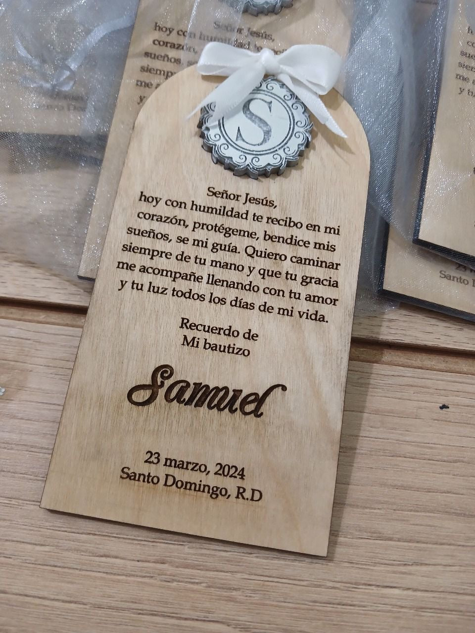 Souvenir con mensaje personalizado para regalo de bautizo en madera
