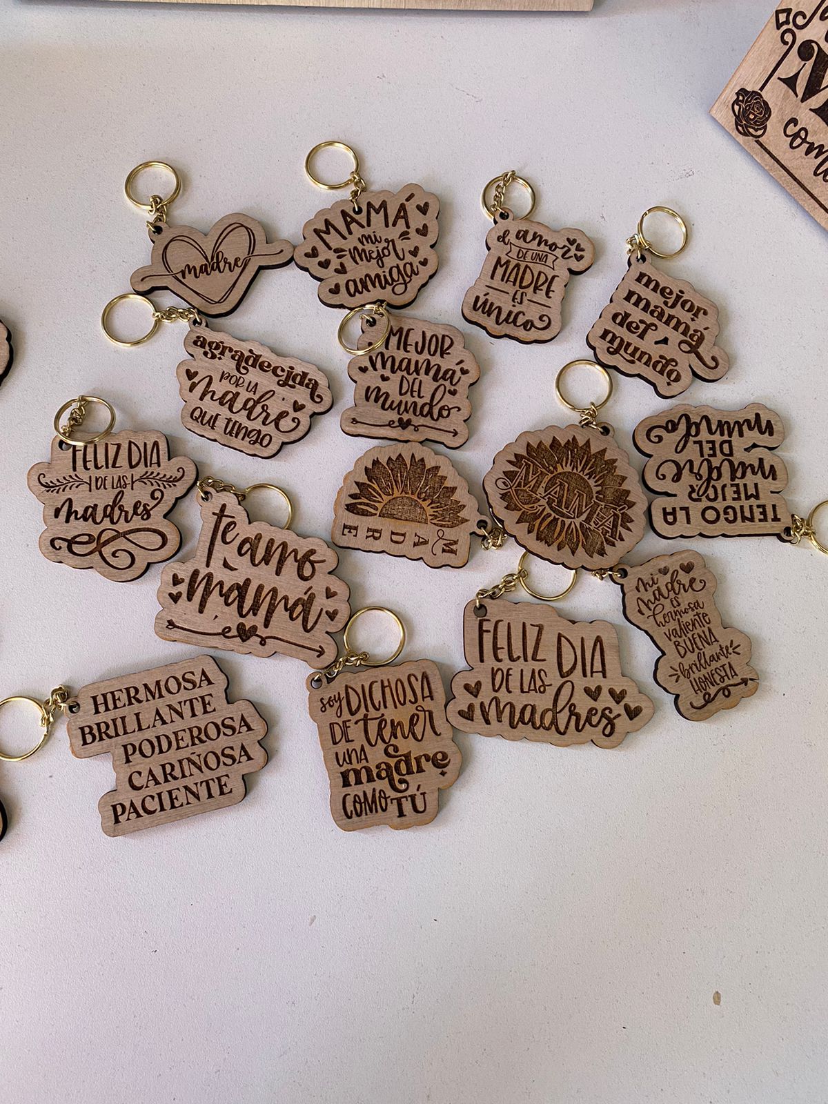 Llavero madera personalizado mujer