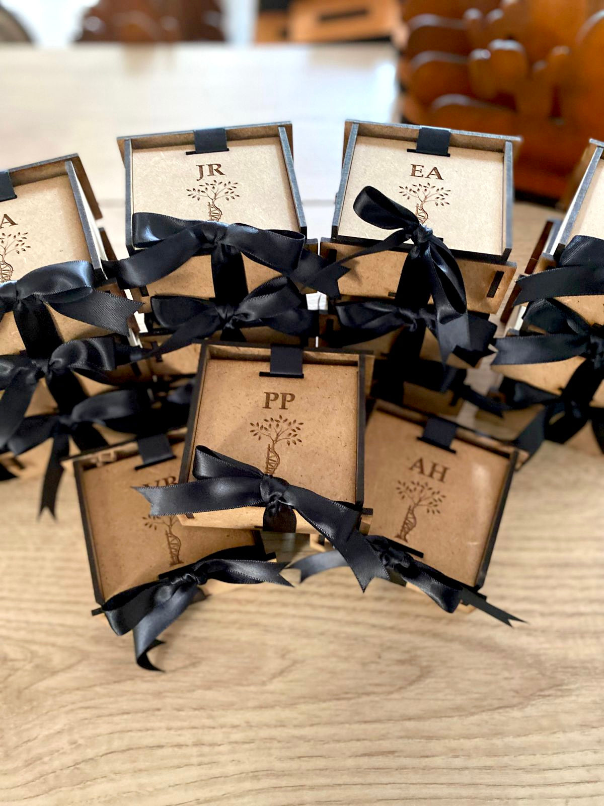 Souvenir de cajita personalizada para bodas de madera con lazo República Dominicana