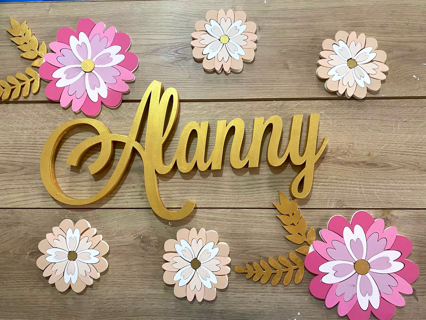 Nombre dorado personalizado con flores para pared