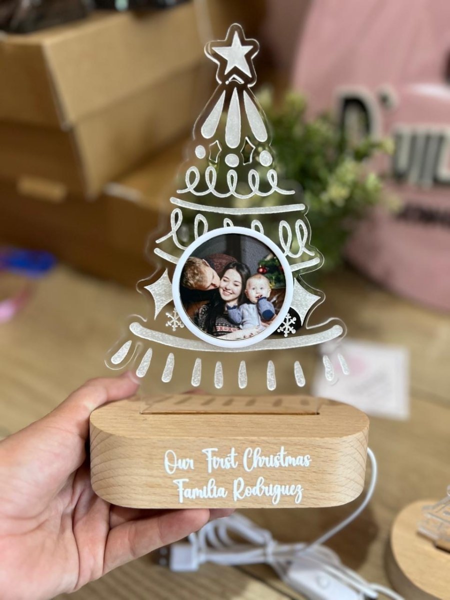 Lámpara decorativa personalizada con base de madera para habitación infantil.