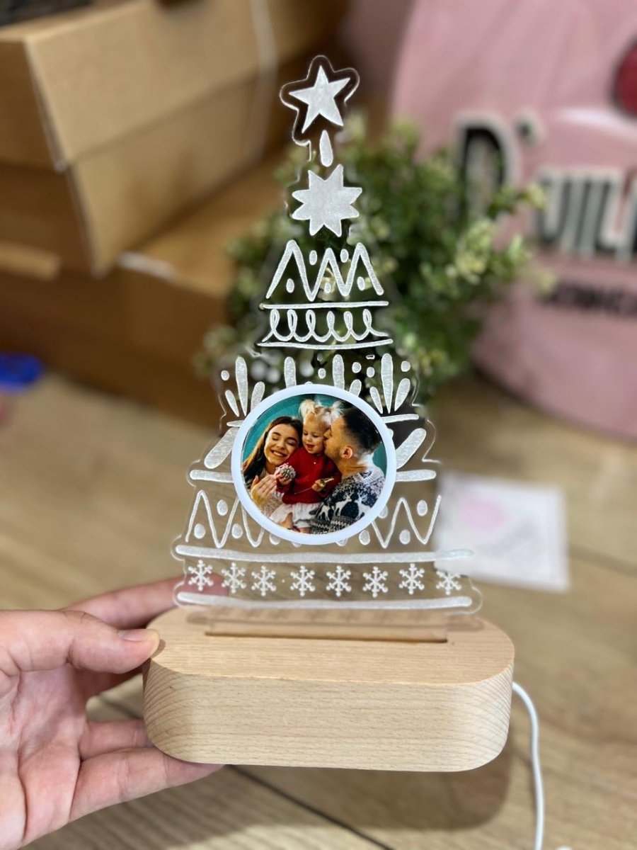 Lámpara LED hecha en acrílico con nombre personalizado y luz cálida.