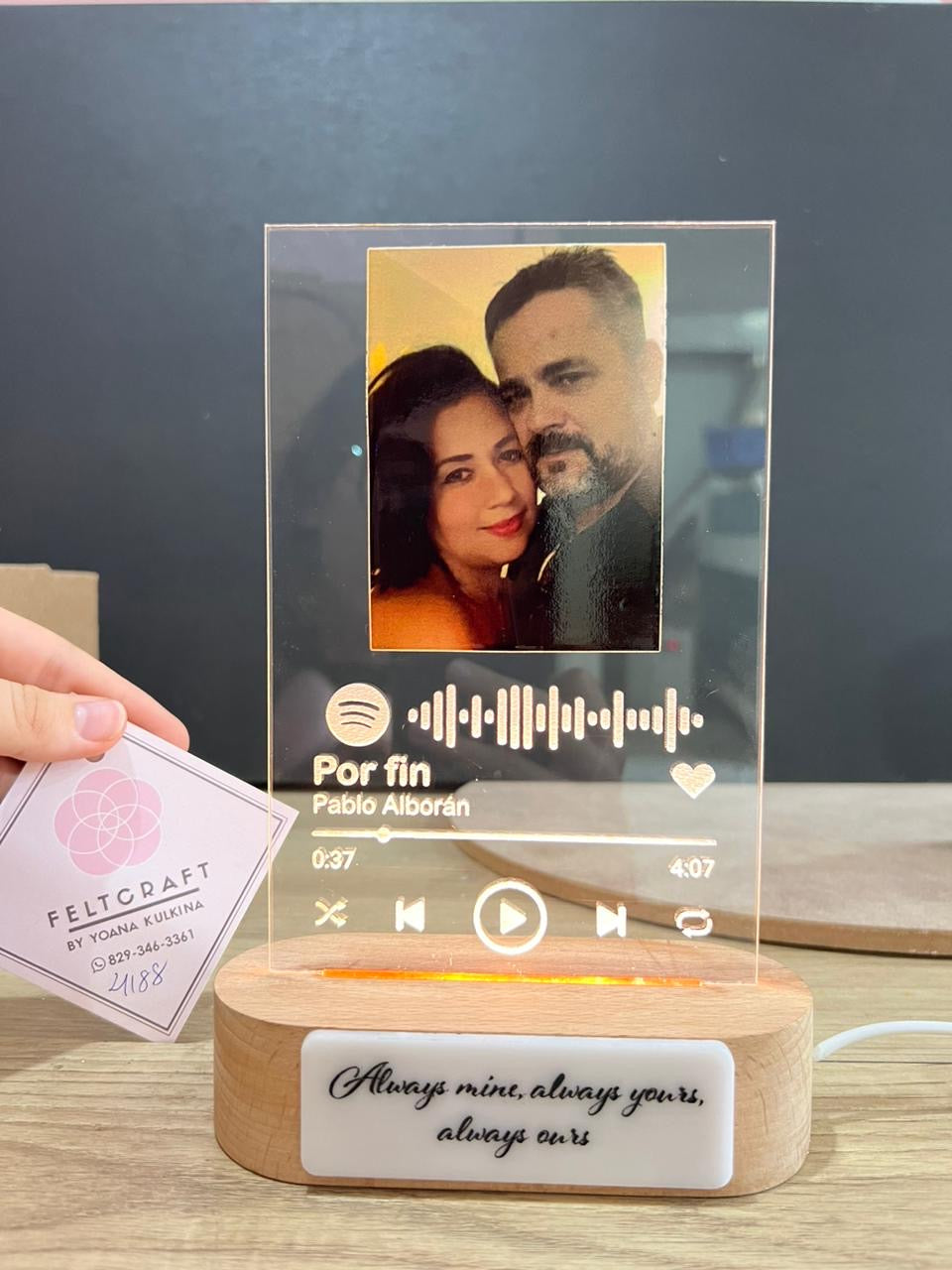 lampara led personalizada en madera souvenir