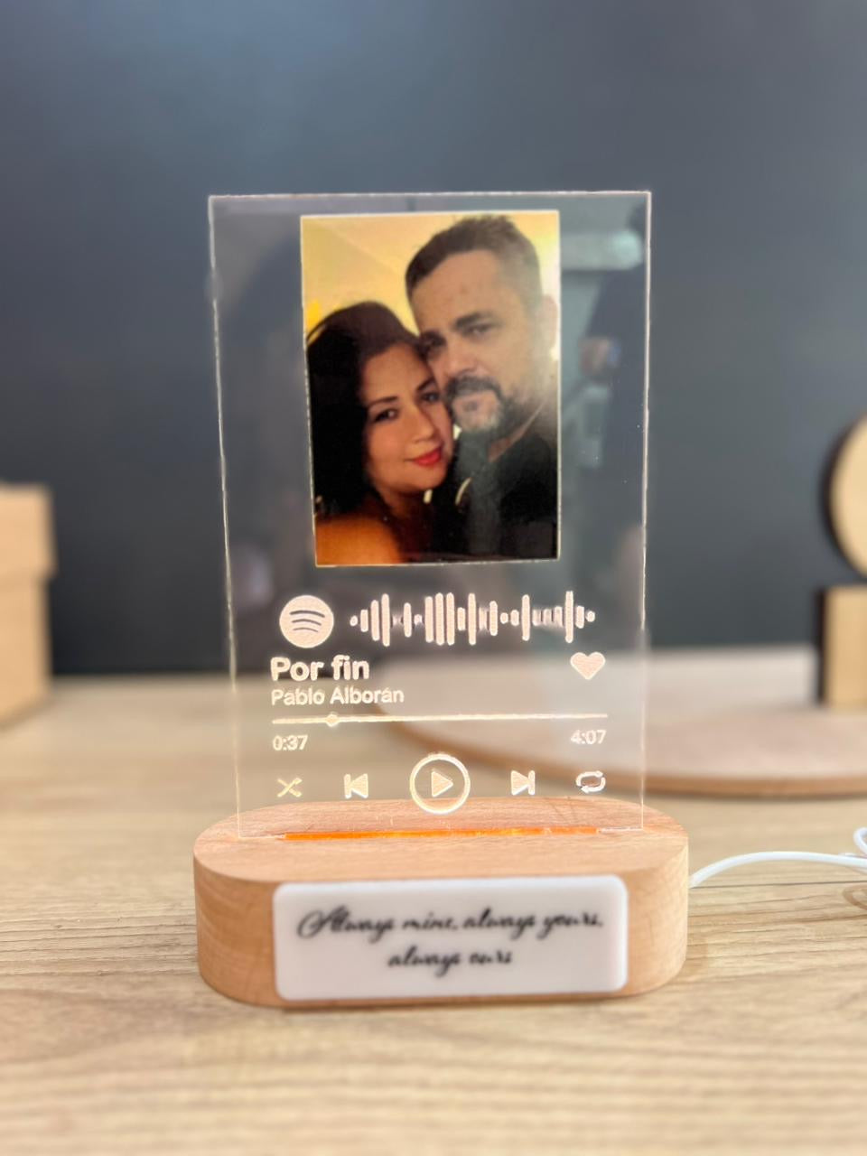 lampara led personalizada en madera souvenir