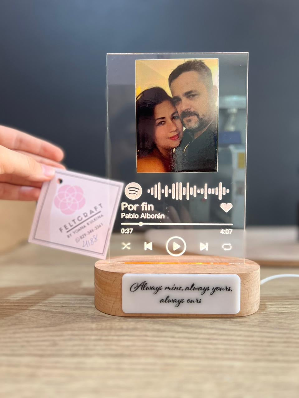 lampara led personalizada en madera souvenir