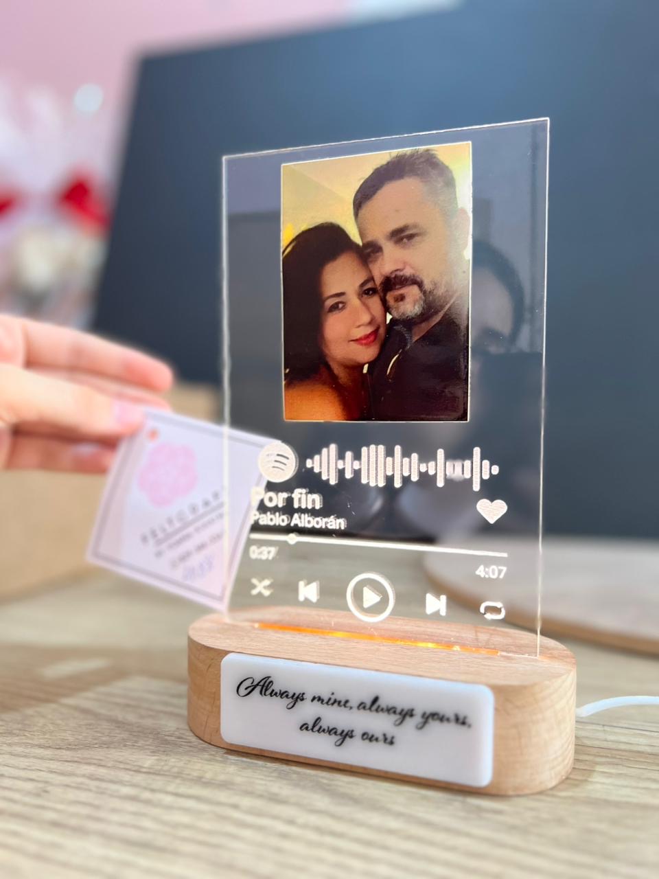 lampara led personalizada en madera souvenir