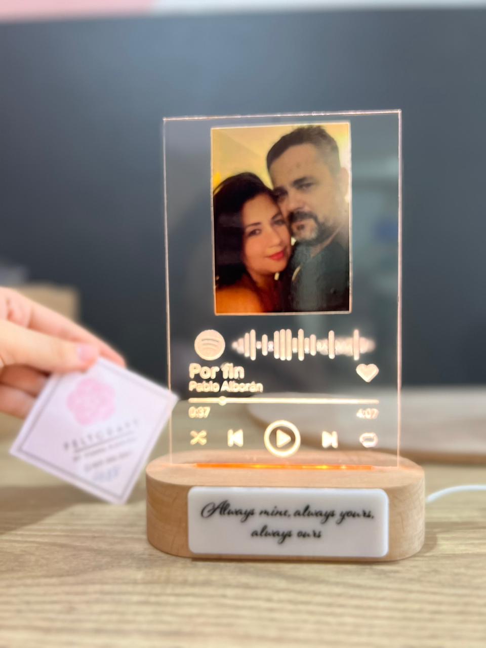 lampara led personalizada en madera souvenir