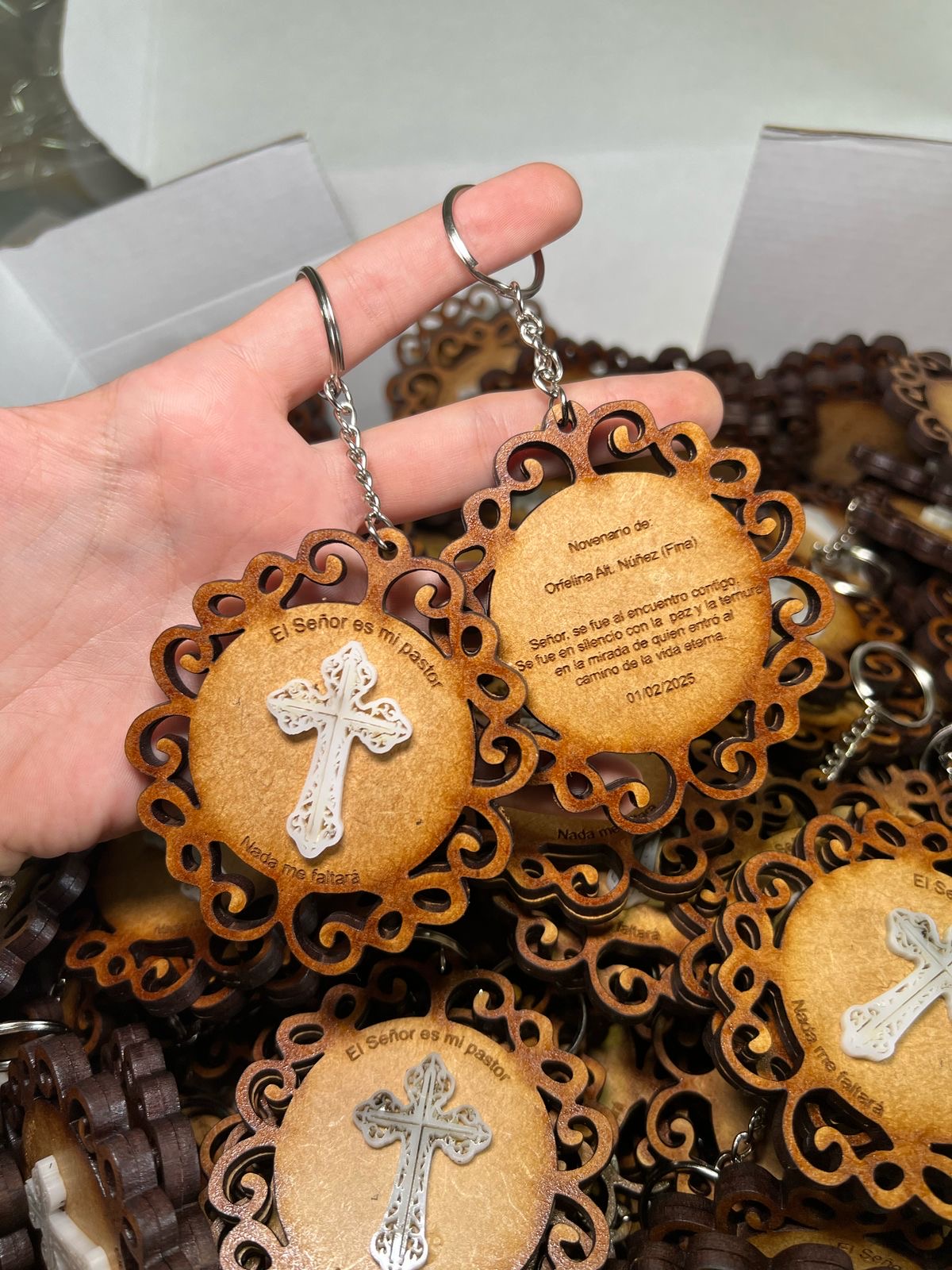 llaveros personalizados cristianos en madera