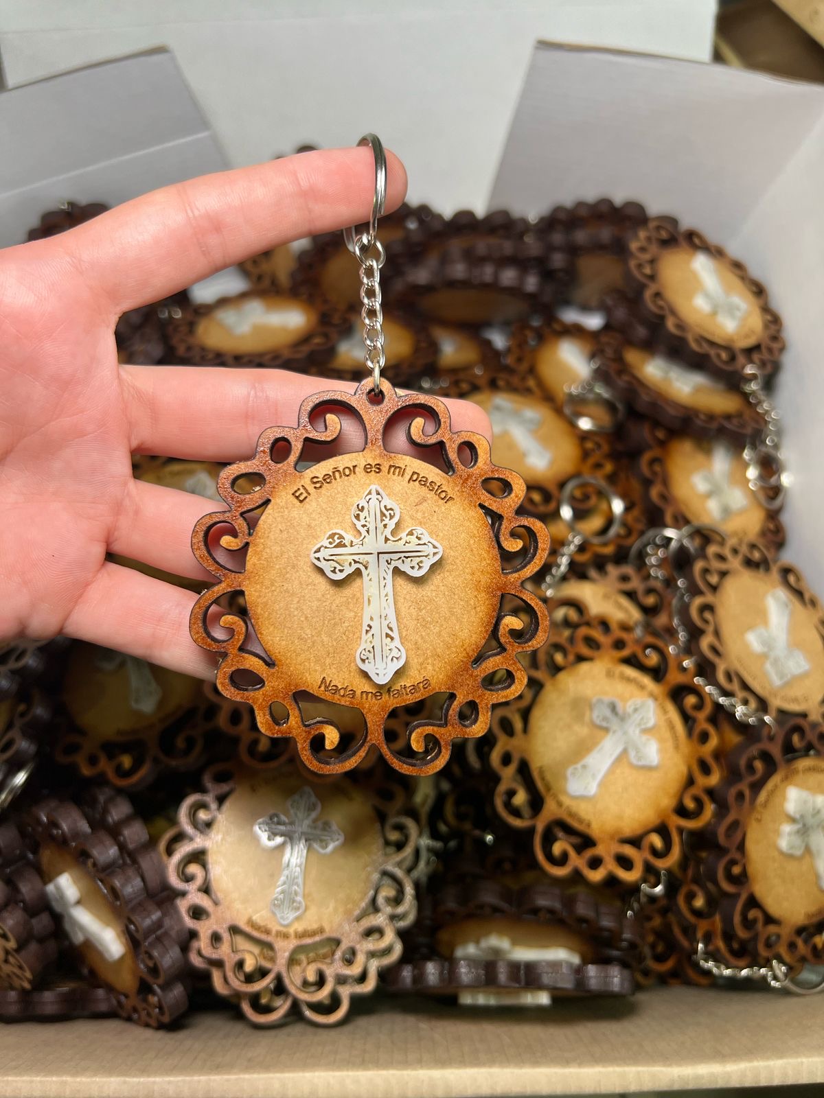llaveros personalizados cristianos en madera 1