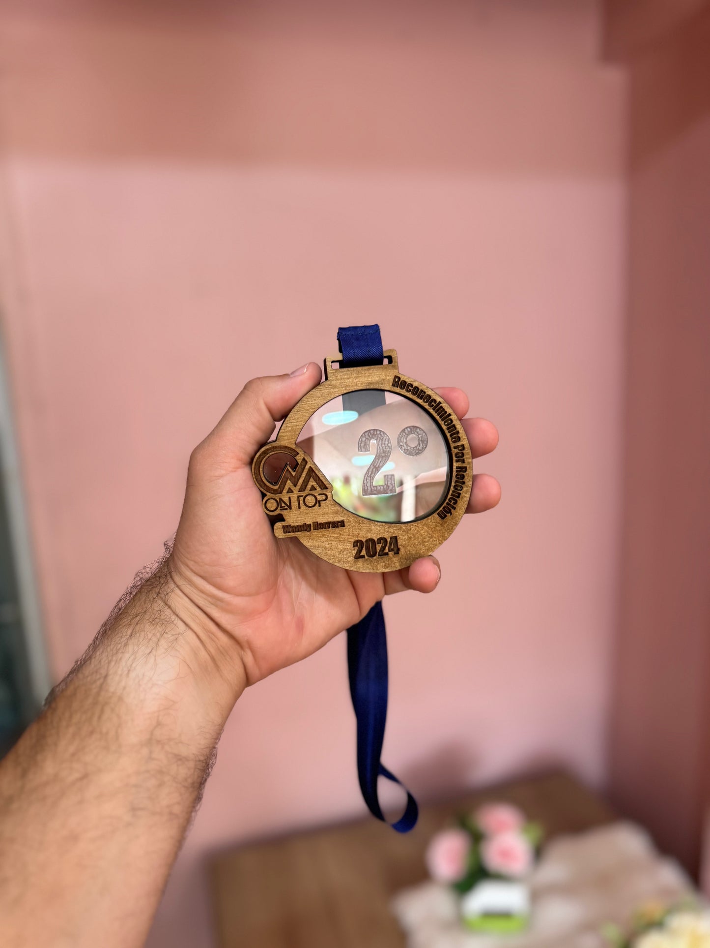 medalla personalizada en madera y acrilico