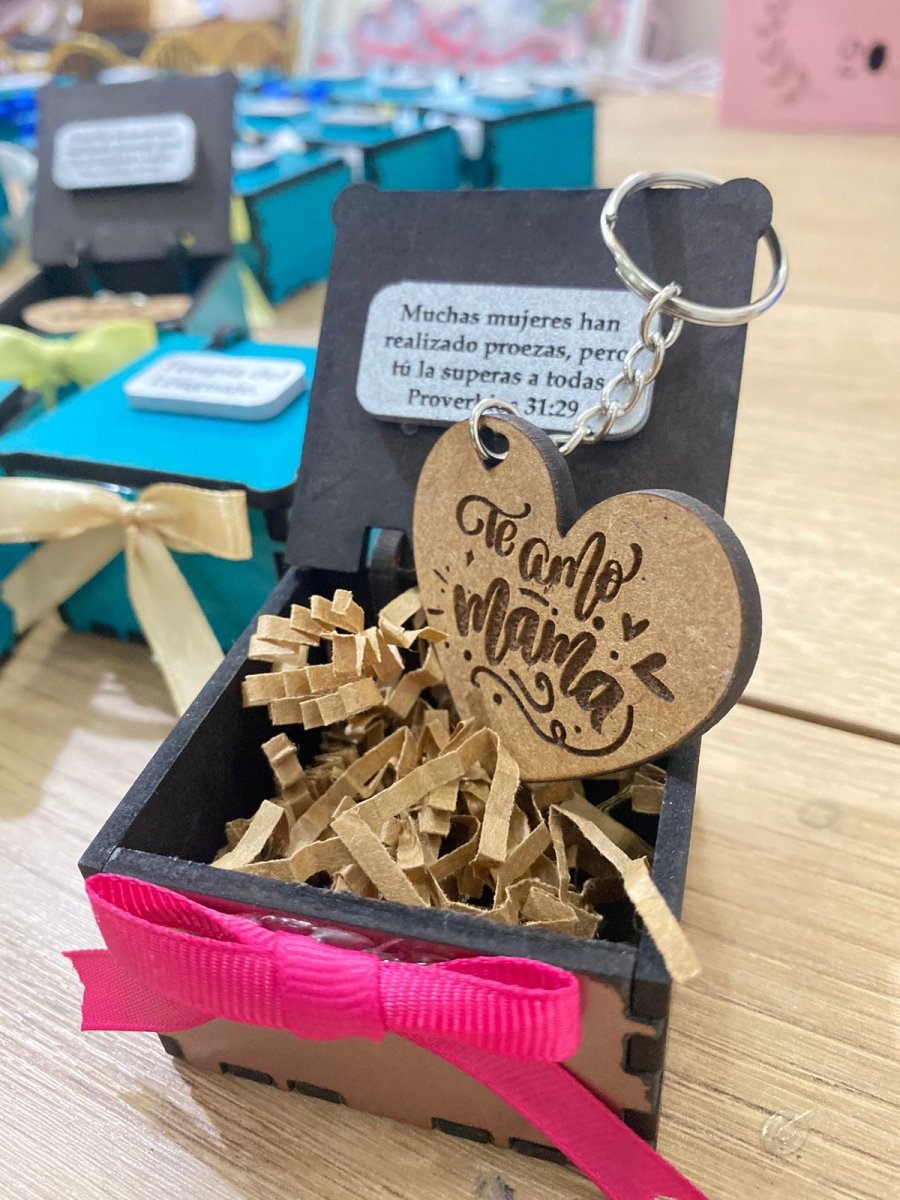 Caja con porta celular grabado para regalo de mamá.