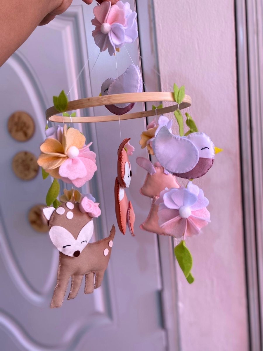 Móvil de cuna con temática de animales para habitación de niña - Felt Craft RD
