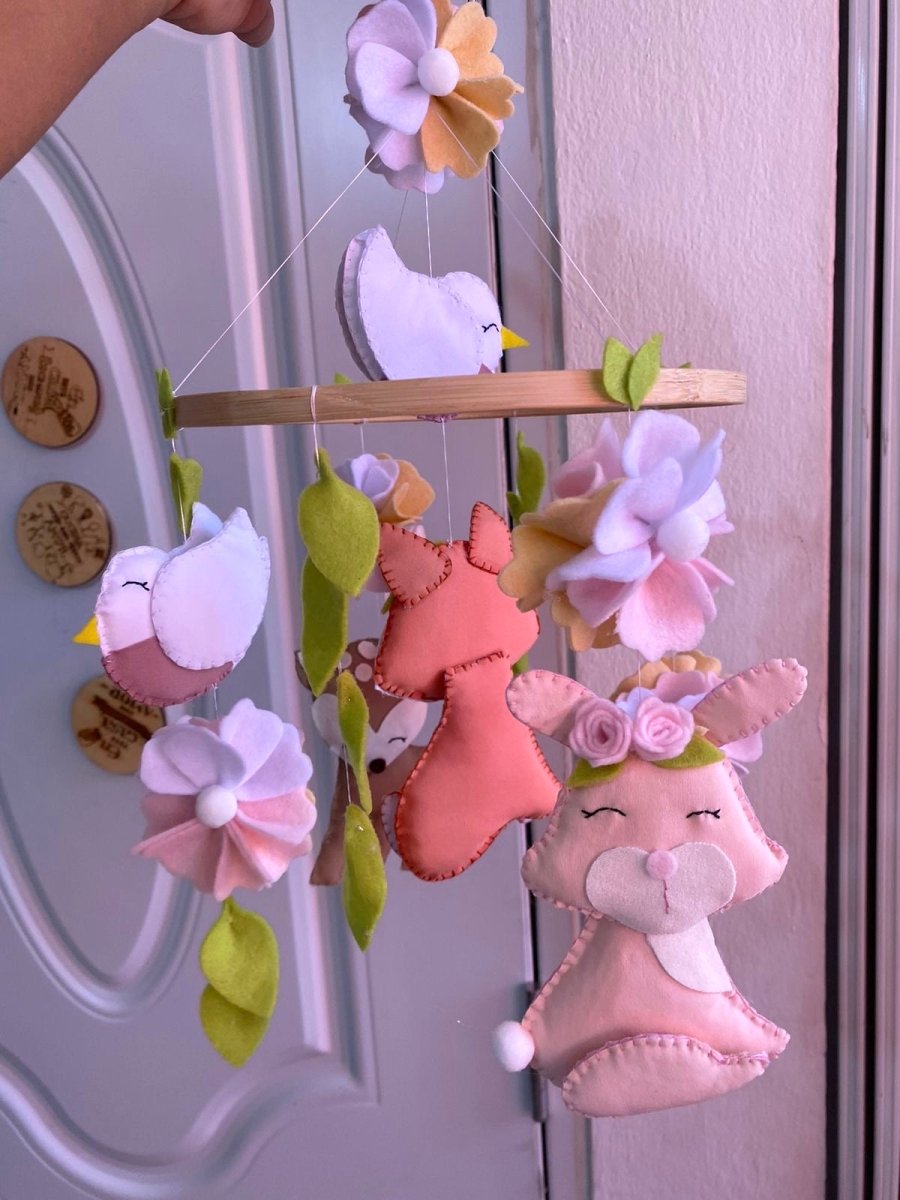 Móvil de cuna con temática de animales para habitación de niña - Felt Craft RD
