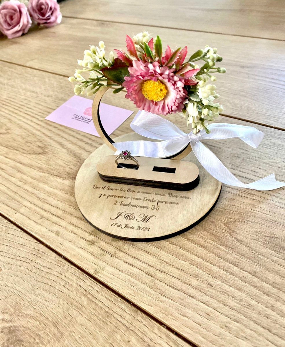 Accesorio personalizado para entrega de anillos en boda.
