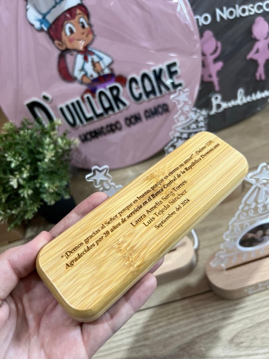 Regalo empresarial grabado con logo en madera – Feltcraft RD