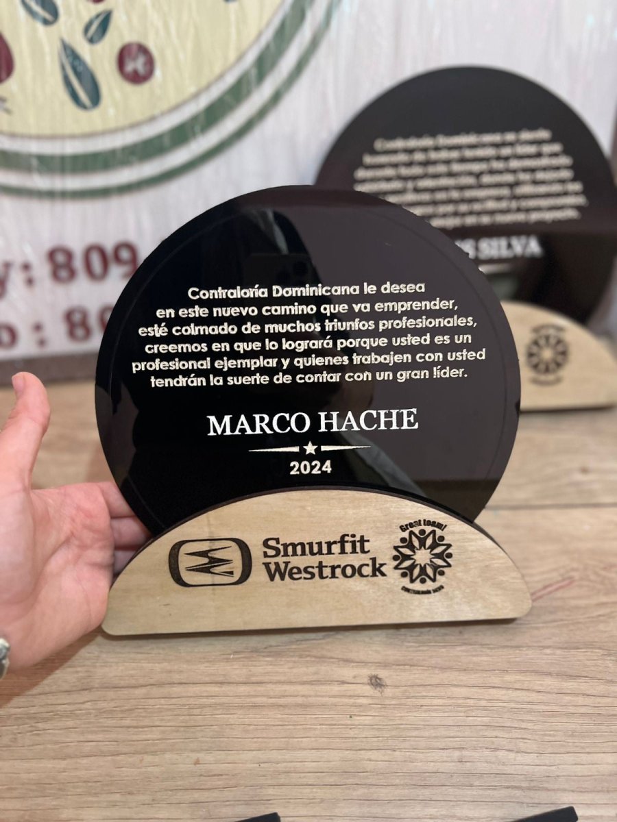 Reconocimiento en acrílico con dedicatoria personalizada