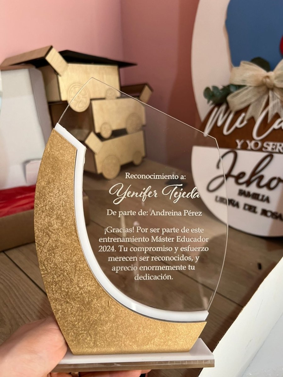 Reconocimiento en madera y acrilico personalizado Republica dominicana - Felt Craft RD