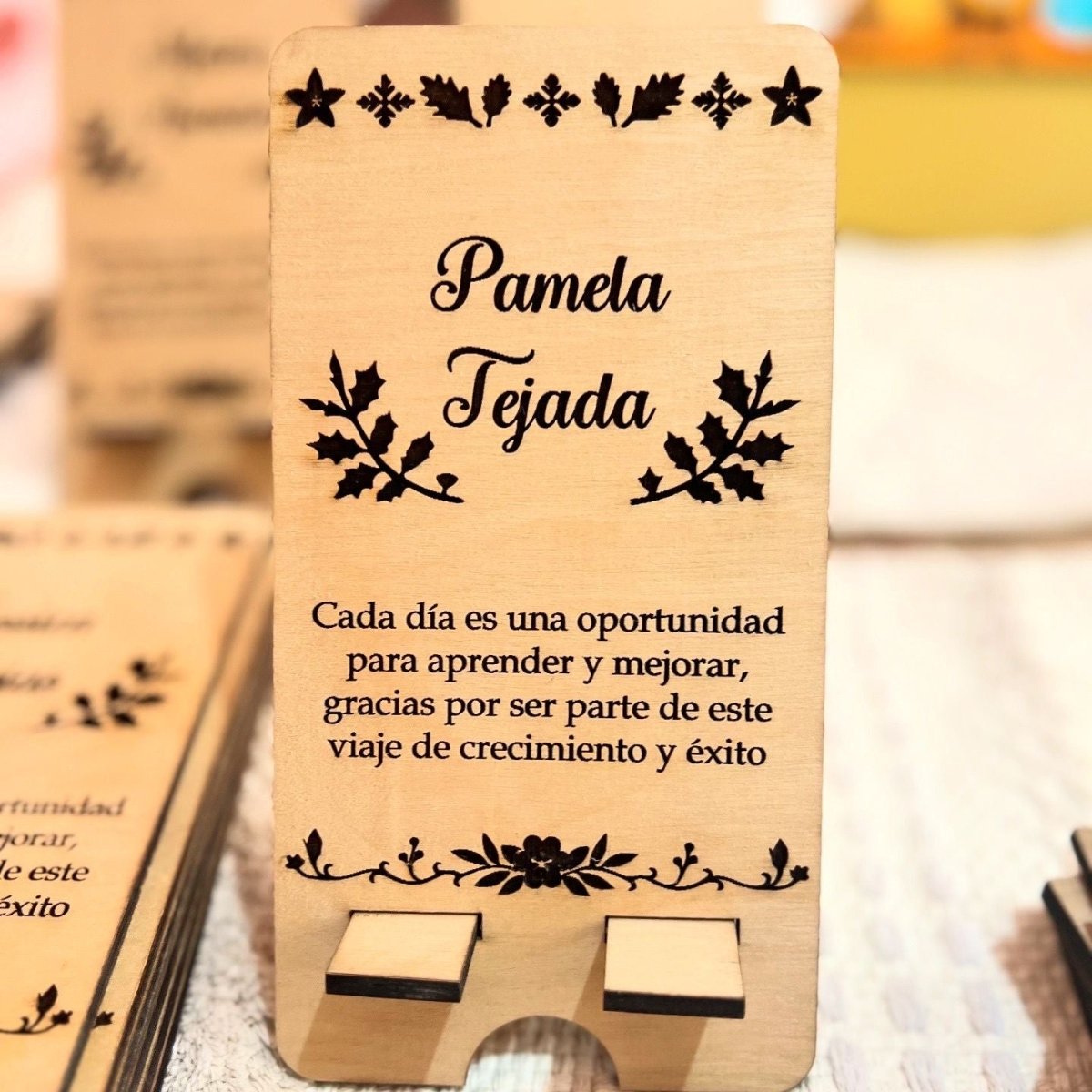 Regalo personalizado corporativo portacelular madera - Felt Craft RD