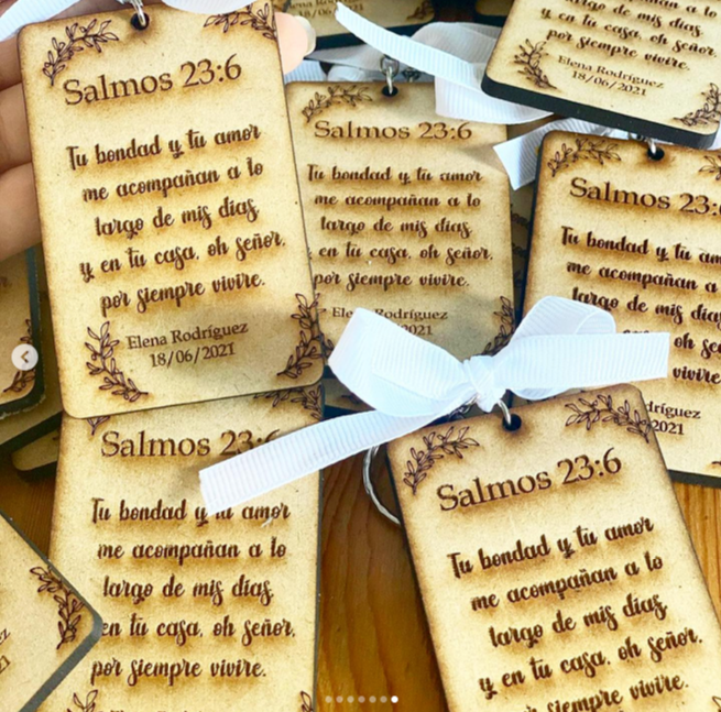 llavero cristiano con versículo en madera