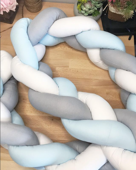 Trenzado para cuna personalizado con color azúl y gris para habitación de niño