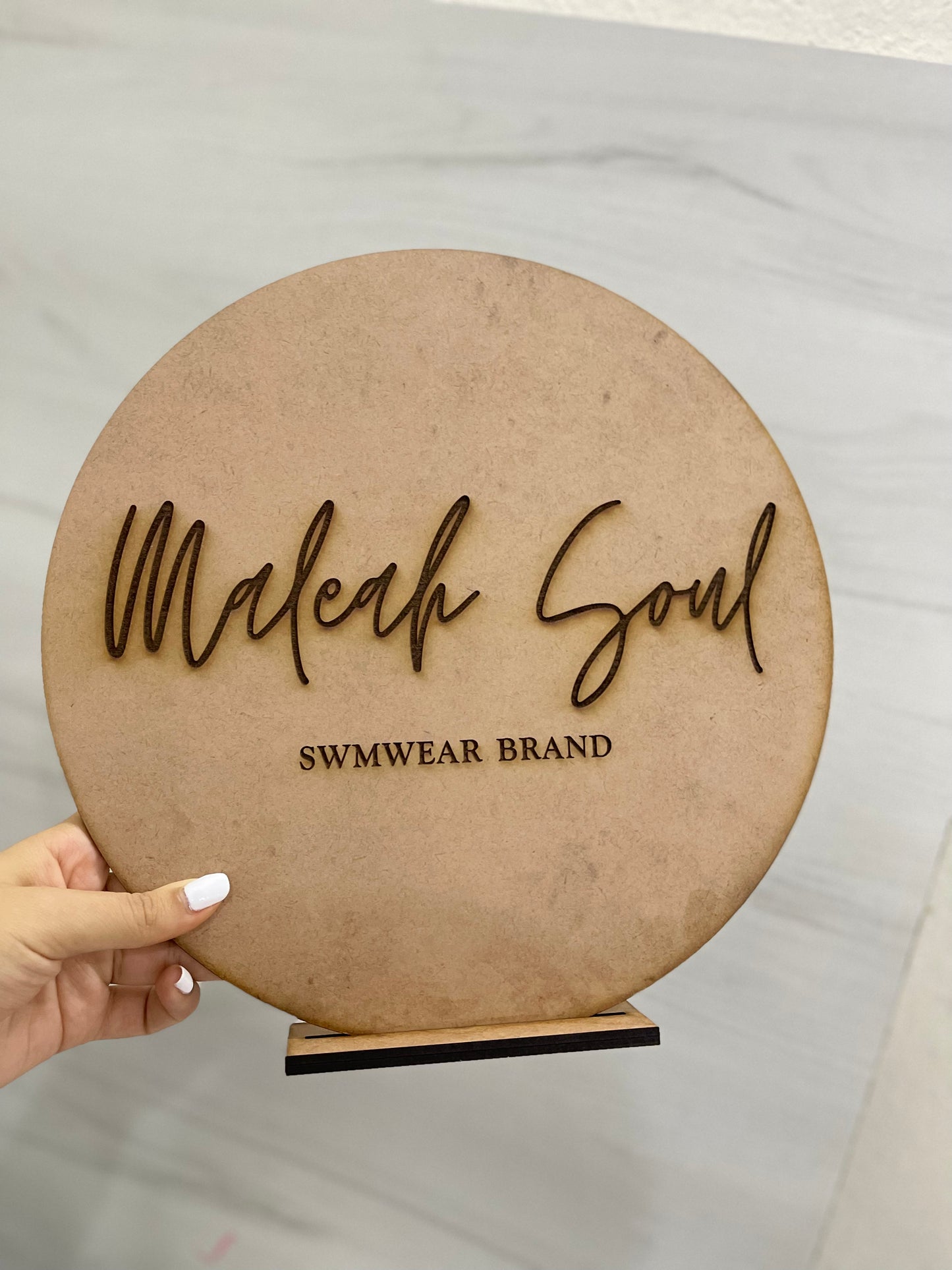 Stand con logos de empresas para decoración de mesa personalizados de madera